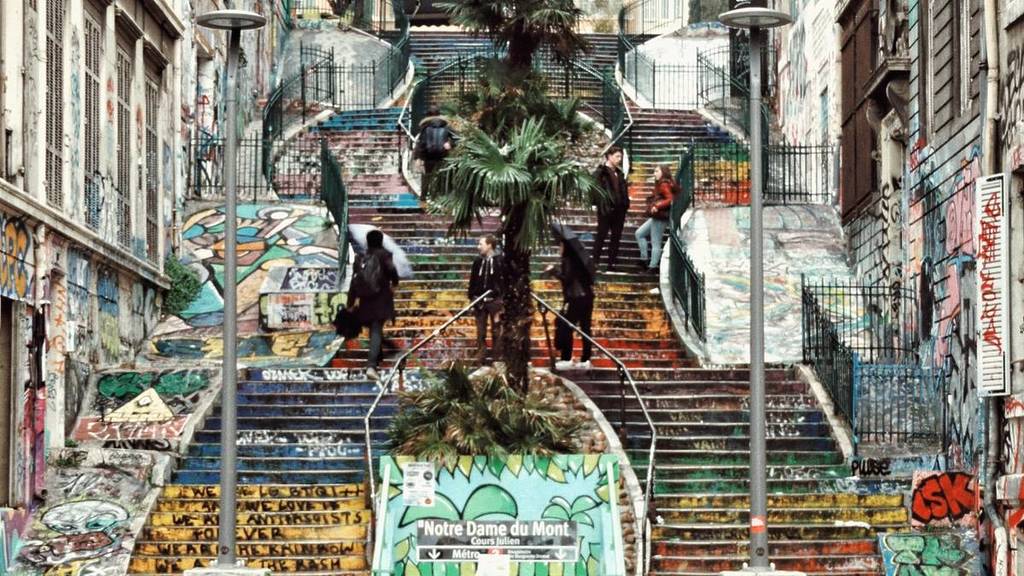 Street art coloré et cafés animés du quartier Cours Julien à Marseille