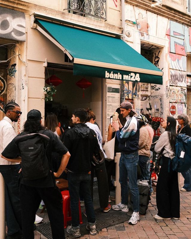 La file d’attente devant la devanture verte de Bánh Mì 24, rue Pastoret