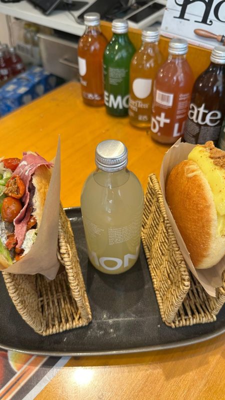 Deux beignets garnis, salé et sucré, posés sur un plateau avec une limonade