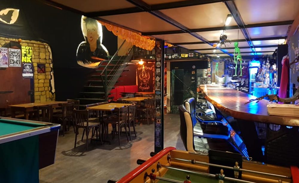 L'intérieur de La Maison hantée : le bar, le billard, le baby-foot et l'escalier